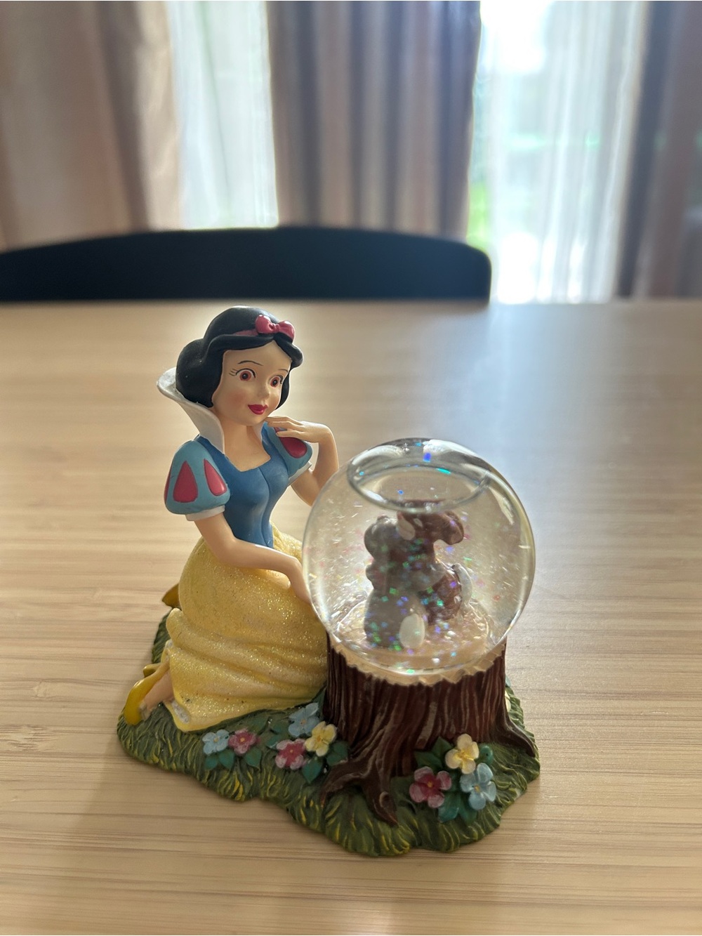 Disney Snow White figurine snow globe